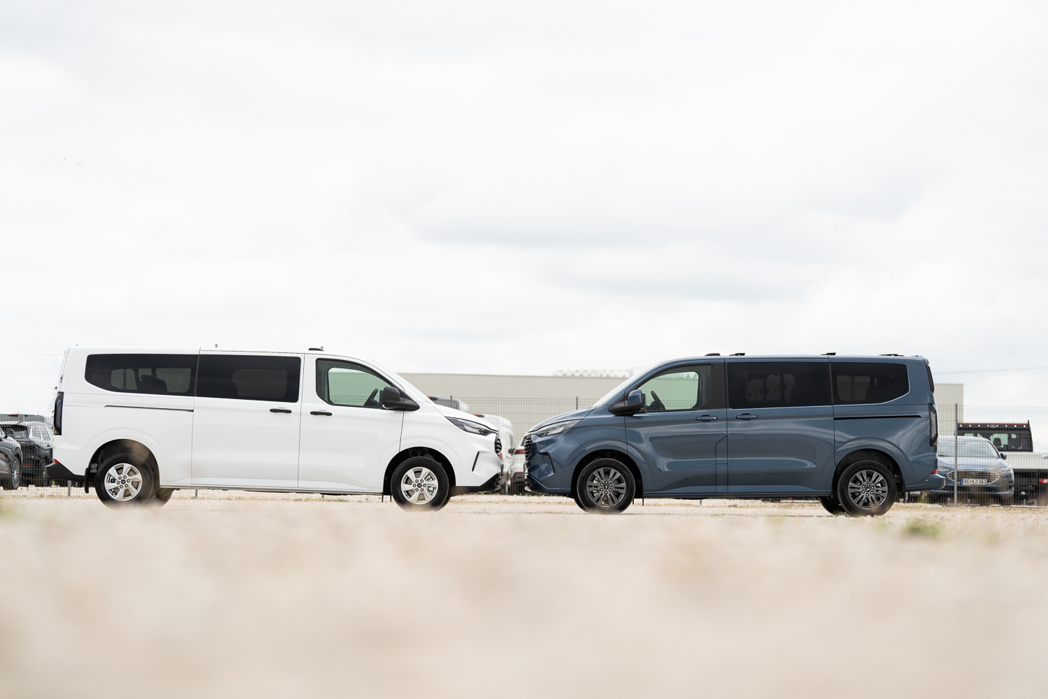 Ford Custom összehasonlítás: Transit Custom Kombi és Tourneo Custom egymás mellett