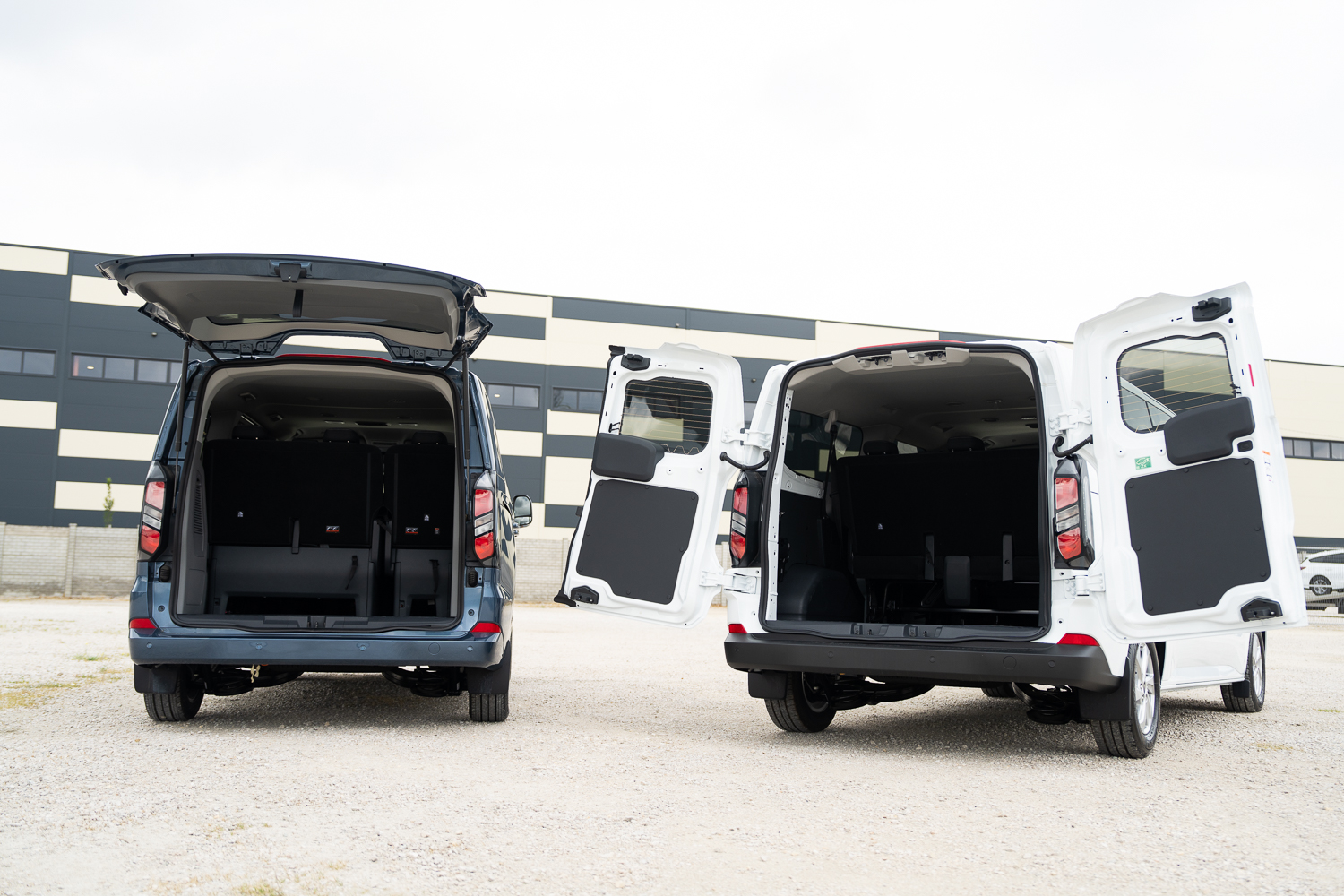 Ford Transit Custom Kombi és Tourneo Custom hátsó raktere egymás mellett
