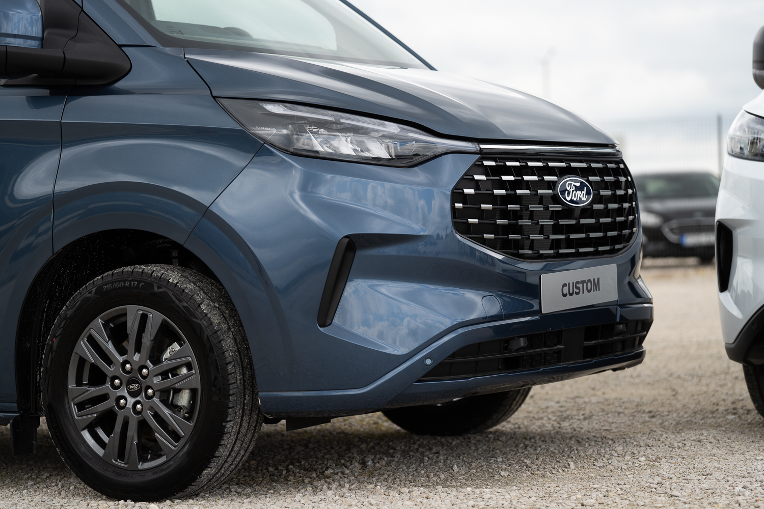 Kék Ford Tourneo Custom első részlet és hűtőrács