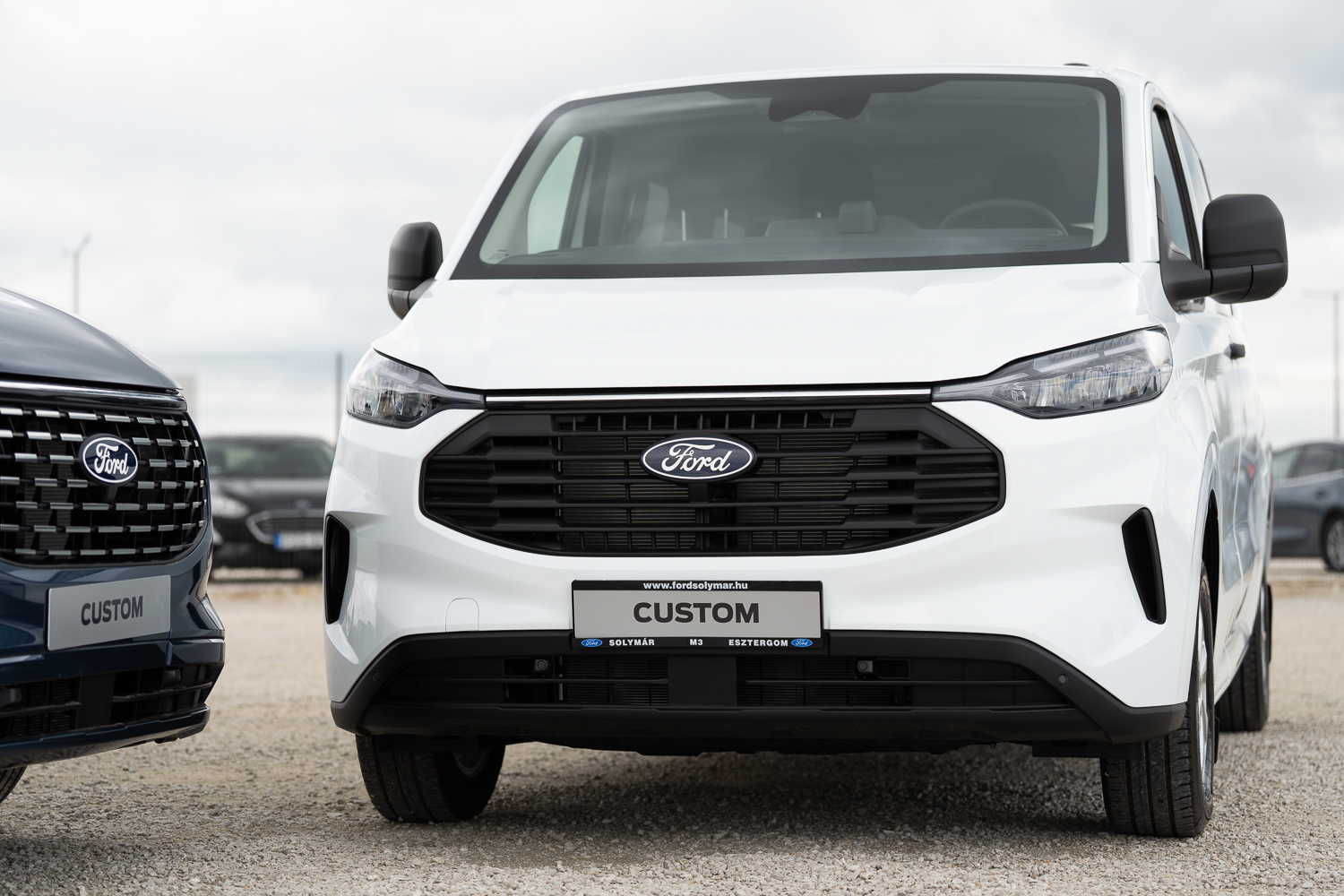 Fehér Ford Transit Custom Kombi első nézetből