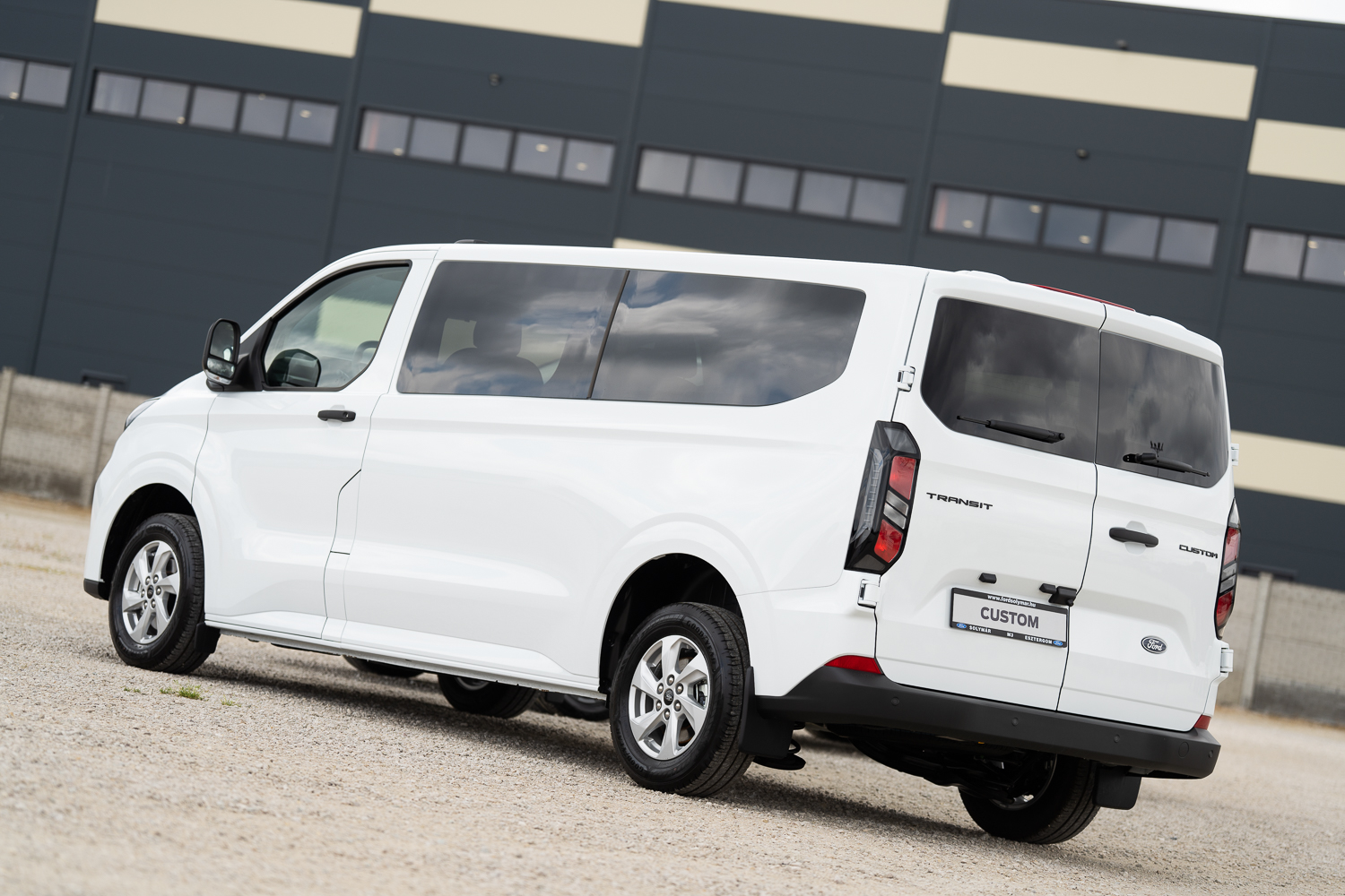 Ford Transit Custom Kombi fehér oldalsó-hátsó nézetből