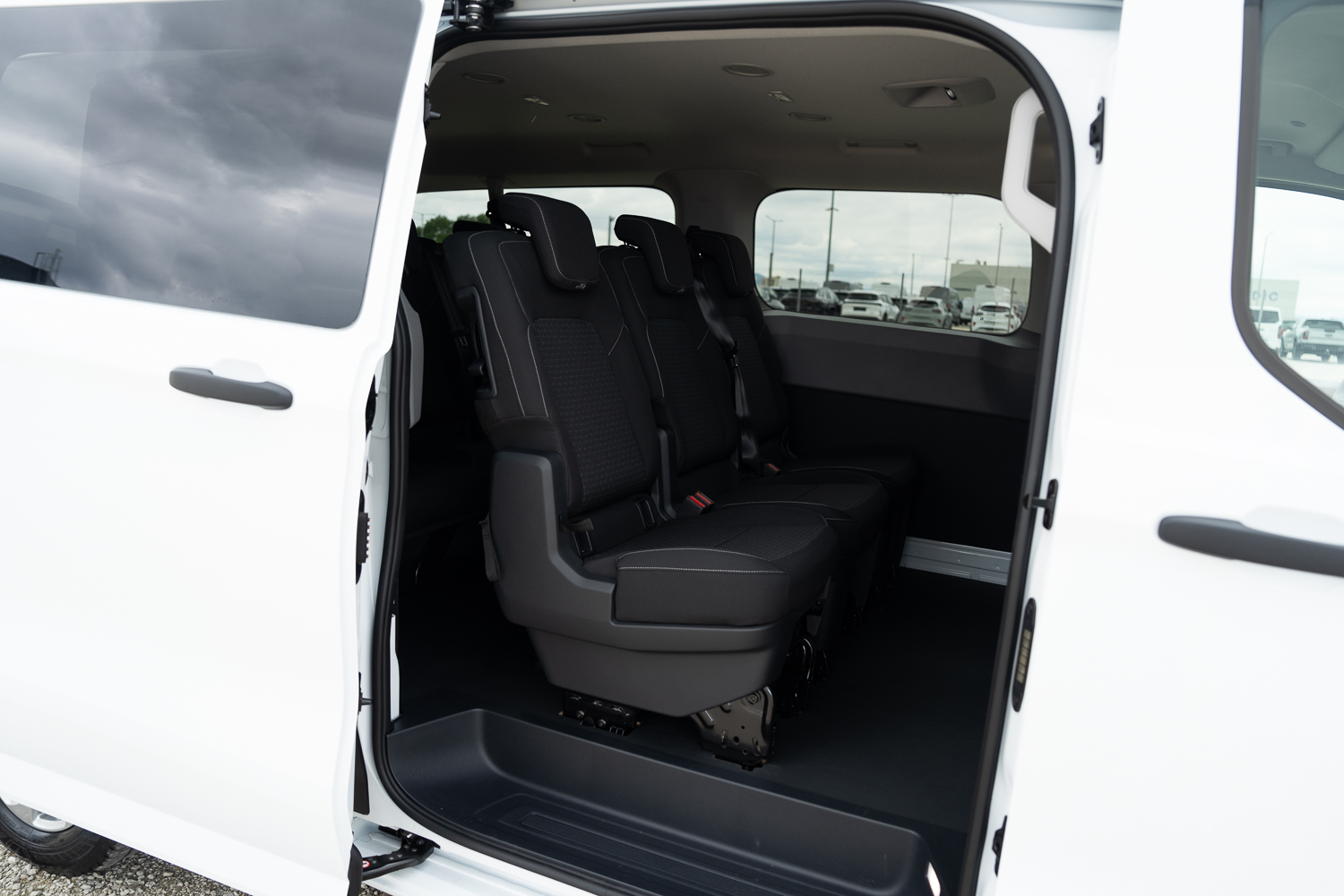 Ford Transit Custom Kombi oldalsó tolóajtó és utastéri ülések