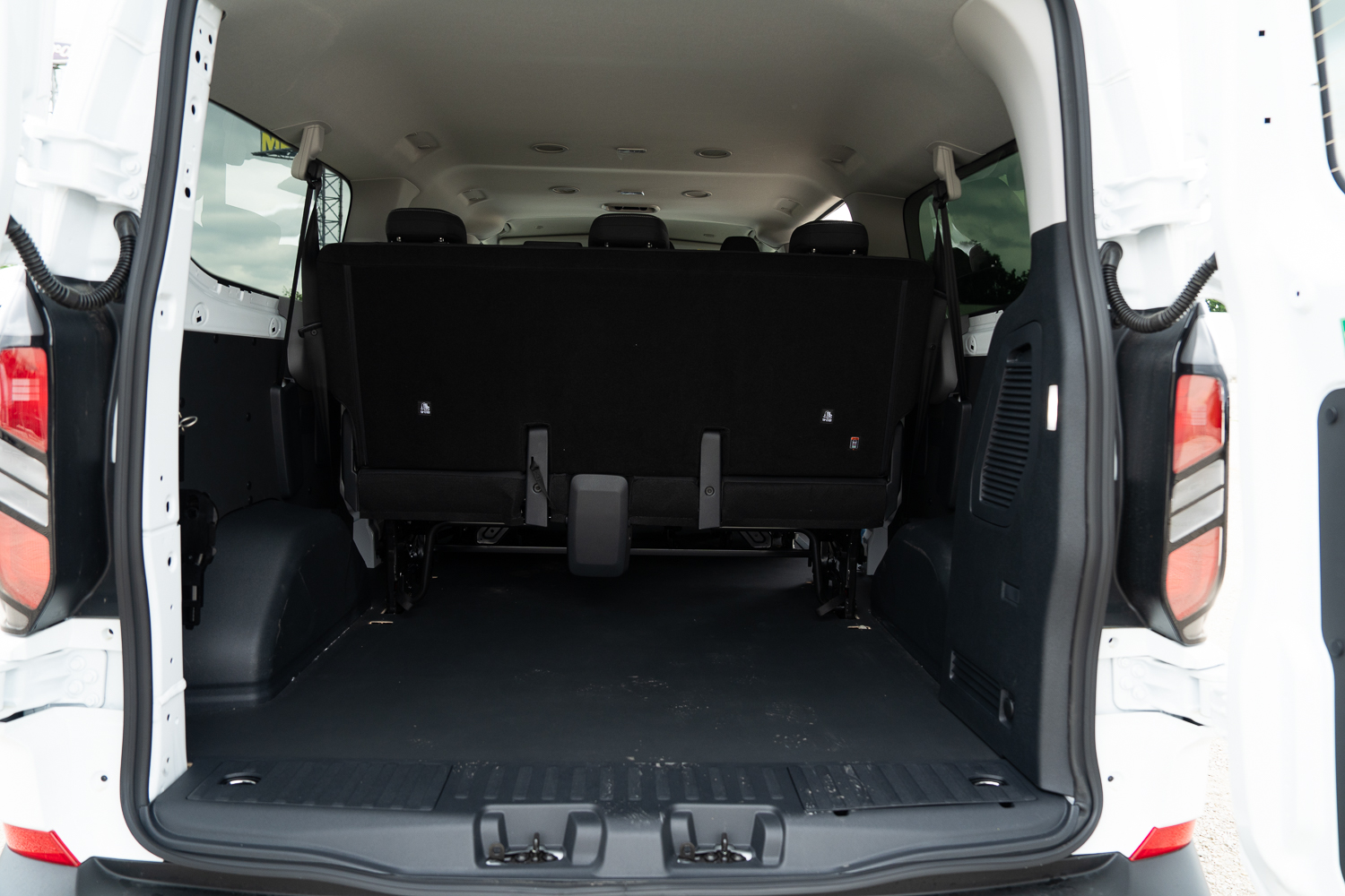 Ford Transit Custom Kombi hátsó raktér nyitott ajtókkal