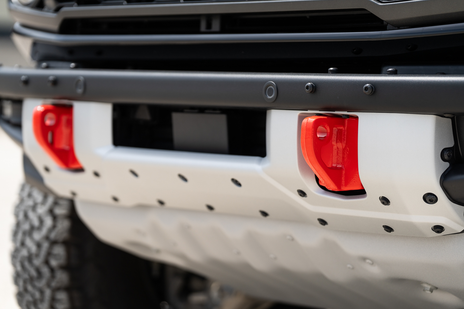 Ford Bronco Raptor alvázvédelme és Code Orange vontatóhorgai a masszív első lökhárítón