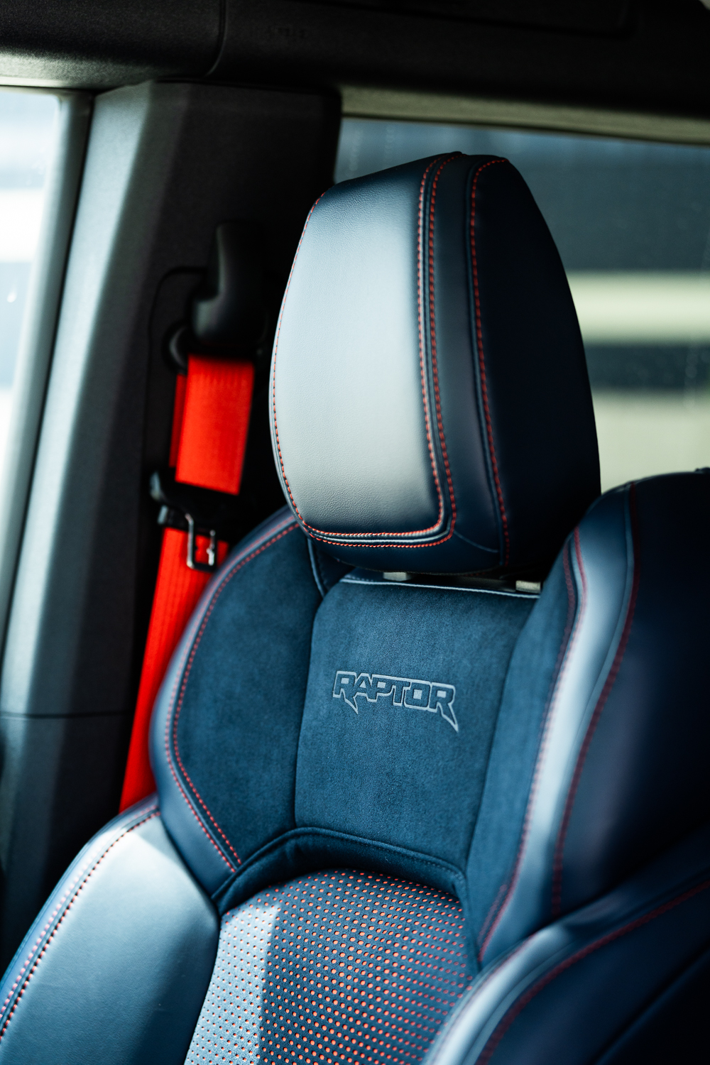 Ford Bronco Raptor Code Orange biztonsági öve és RAPTOR feliratos sportülése fekete ónix kárpittal