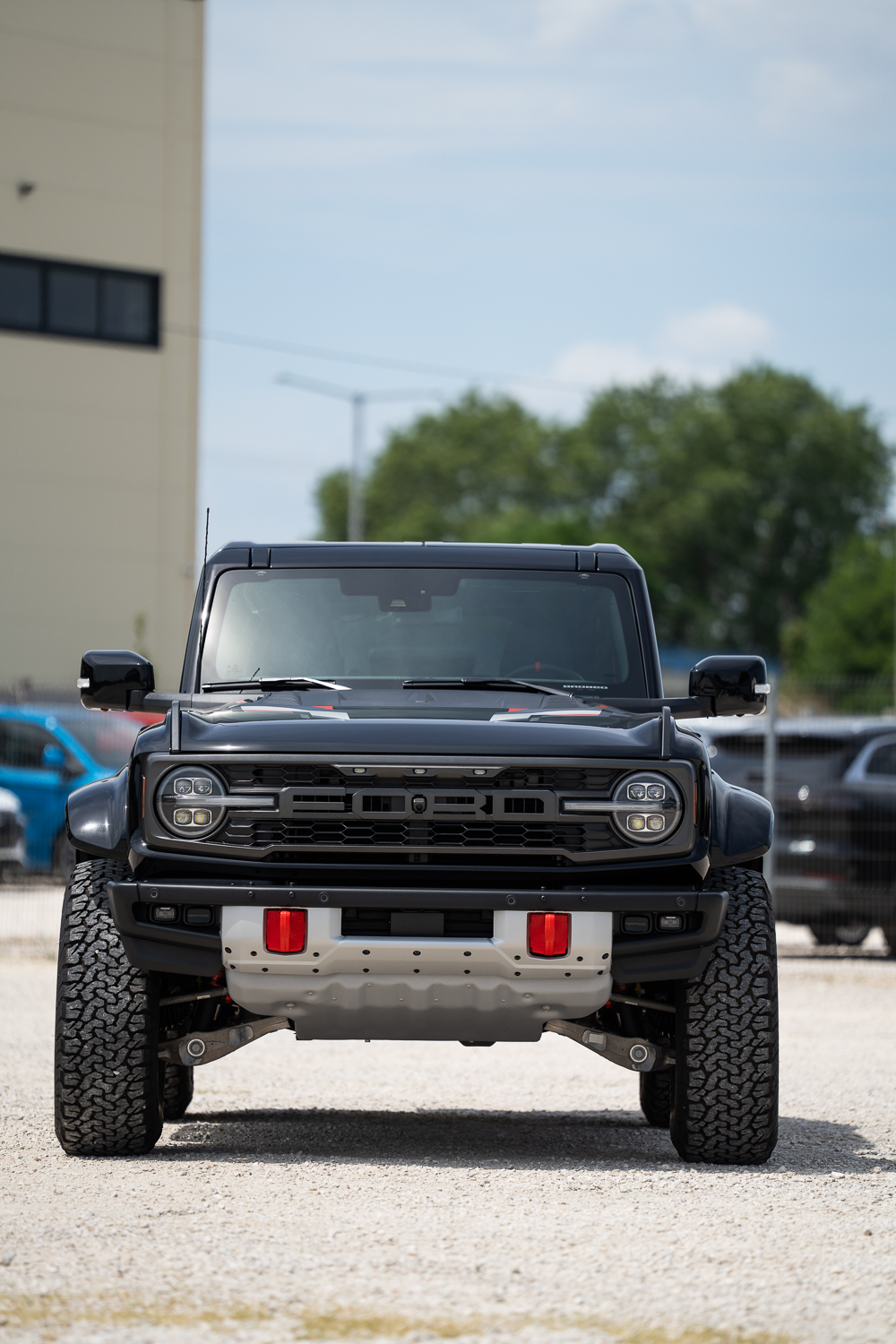 Ford Bronco Raptor szemből, hatalmas FORD felirat a hűtőrácson és 37 colos terepgumik