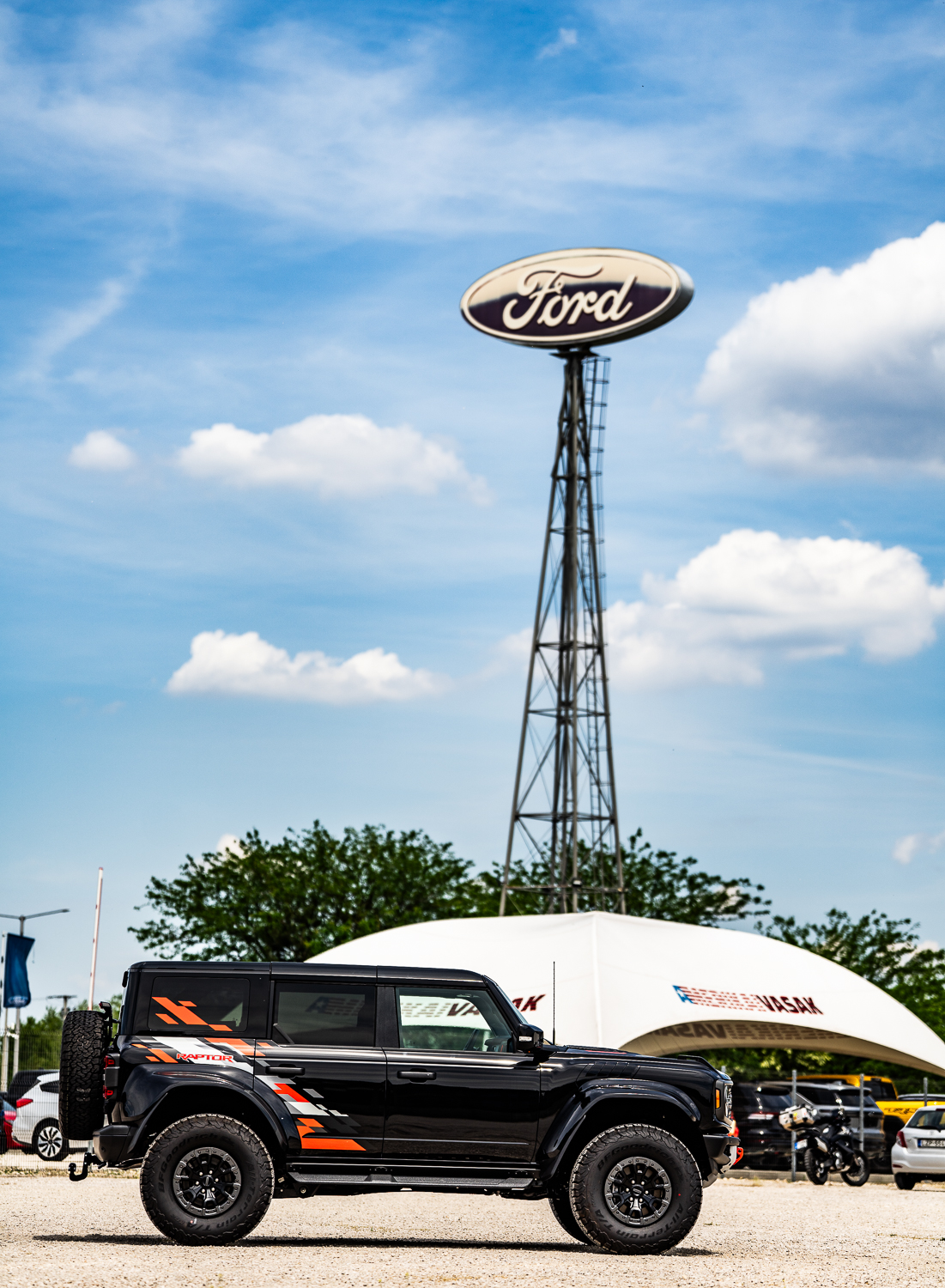 Fekete Ford Bronco Raptor Orange Edition a Ford Solymár márkakereskedés Ford totemje alatt