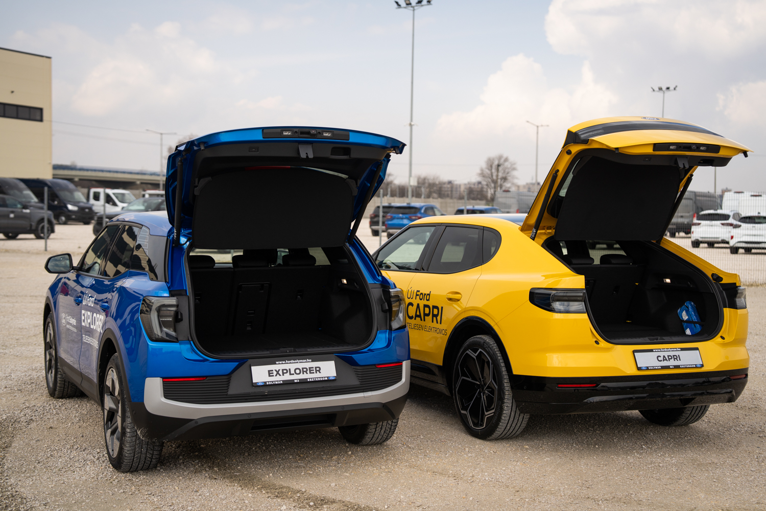 Szürke Ford Ranger pickup poros földúton menet közben