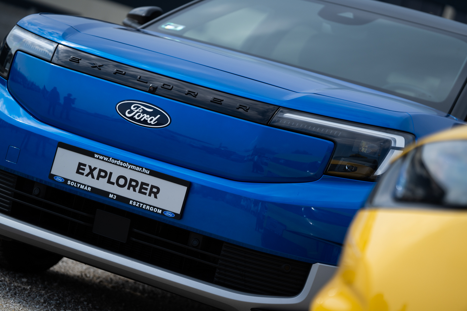 Fehér Ford Focus ST a Ford Solymár telephelyén