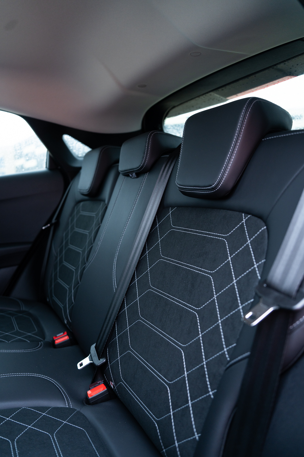 Világoskék Ford Explorer elektromos SUV háromnegyedes nézetből